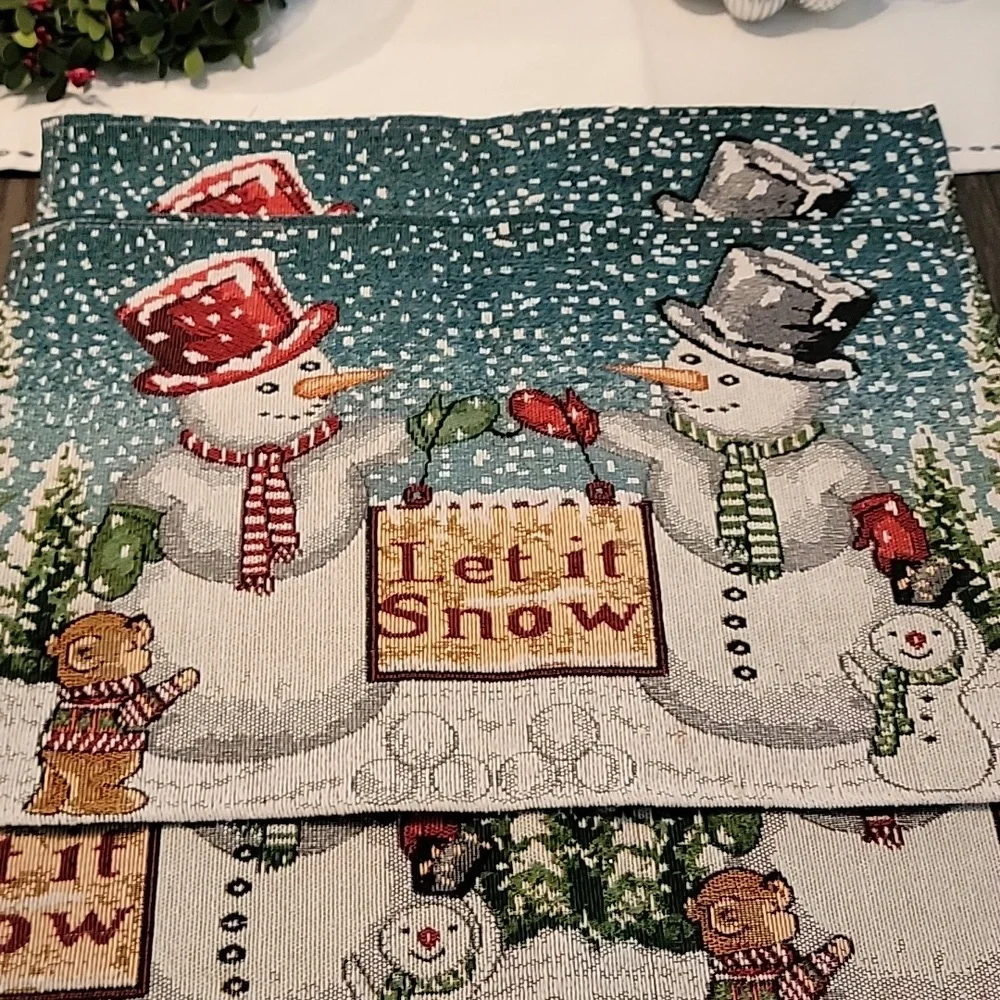 Winter Scene Holiday Table Runner and 4 Placemats EUC 72in long